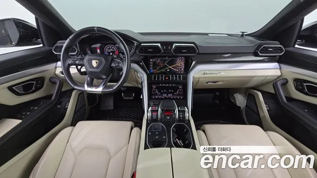 Lamborghini Urus — интерьер