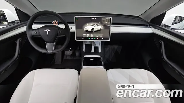 Tesla Model Y — интерьер