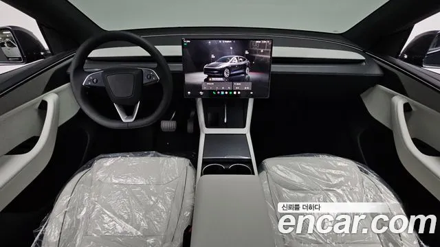 Tesla Model Y — интерьер