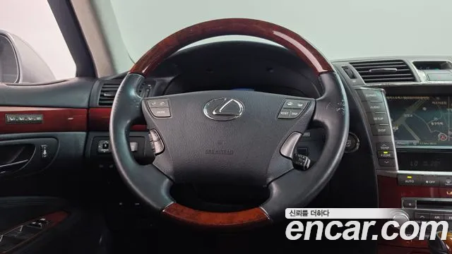 Lexus LS — интерьер