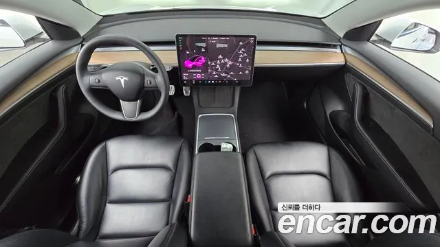 Tesla Model 3 — интерьер