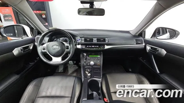 Lexus CT200h — интерьер