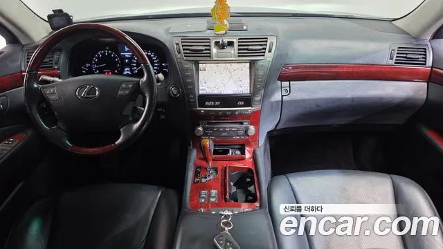 Lexus LS — интерьер