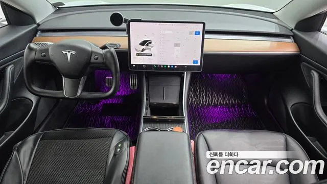 Tesla Model 3 — интерьер