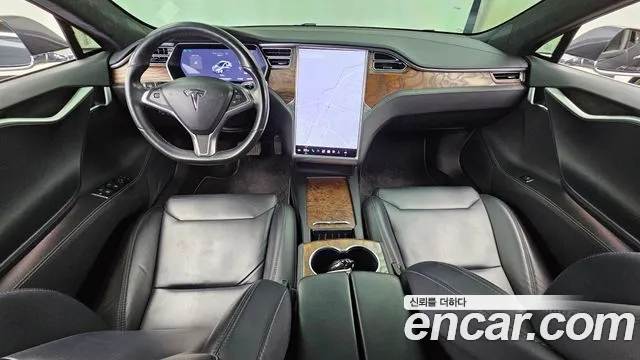 Tesla Model S — интерьер