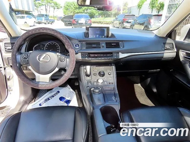 Lexus CT200h — интерьер