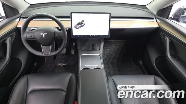 Tesla Model Y — интерьер