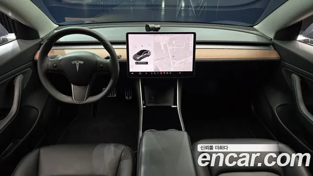 Tesla Model 3 — интерьер