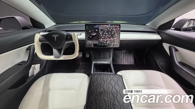 Tesla Model 3 — интерьер