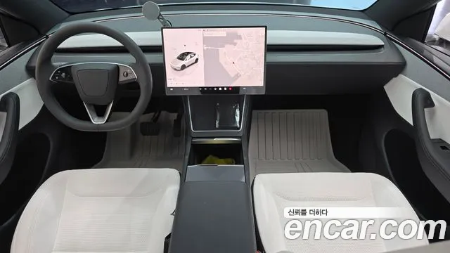 Tesla Model Y — интерьер