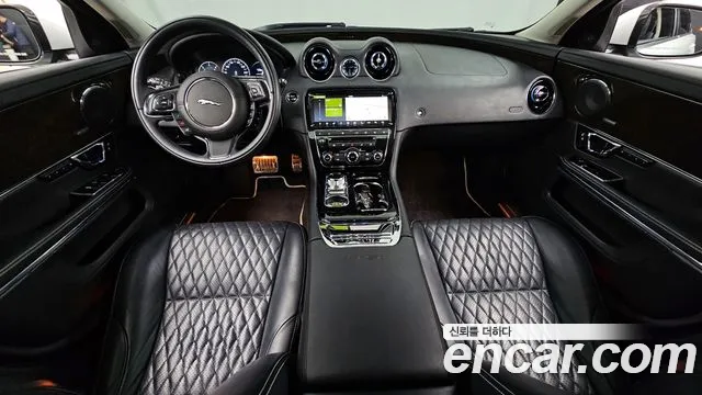 Jaguar XJ — интерьер