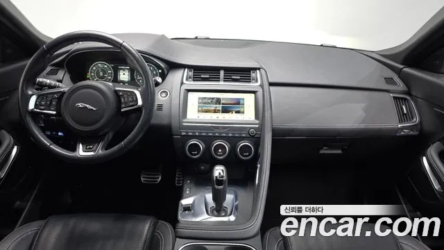 Jaguar E-Pace — интерьер
