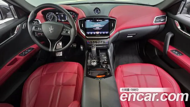 Maserati Ghibli — интерьер