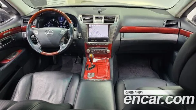 Lexus LS — интерьер