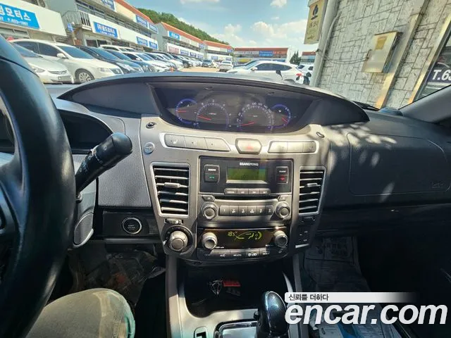 KG Mobility Korando — интерьер