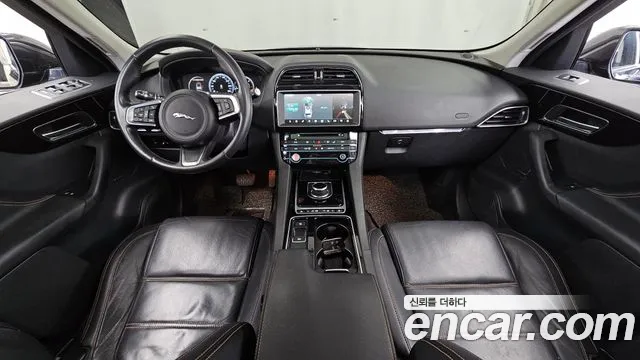 Jaguar F-Pace — интерьер