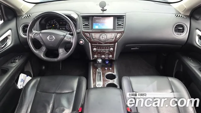 Nissan Pathfinder — интерьер