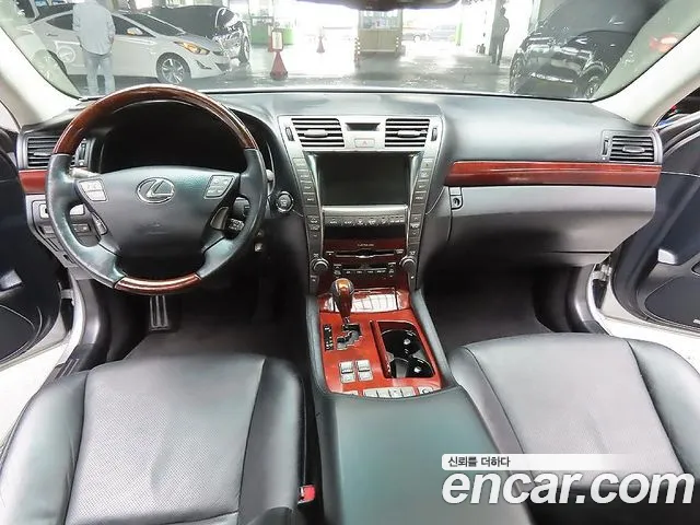Lexus LS — интерьер
