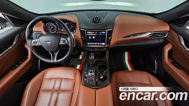 Maserati Levante — интерьер