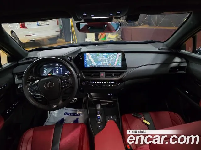 Lexus UX — интерьер