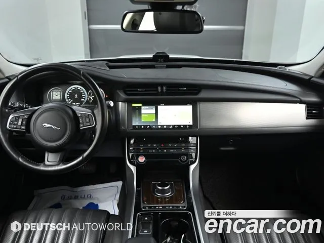 Jaguar XF — интерьер