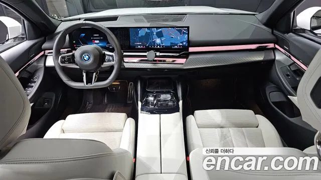 BMW i5 — интерьер