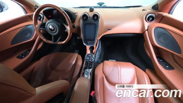 McLaren 570GT — интерьер
