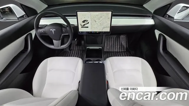 Tesla Model Y — интерьер