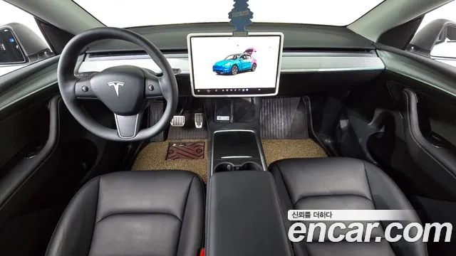 Tesla Model Y — интерьер