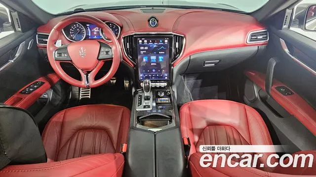 Maserati Ghibli — интерьер