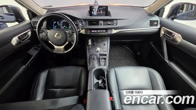 Lexus CT200h — интерьер
