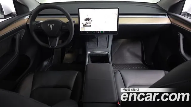 Tesla Model Y — интерьер