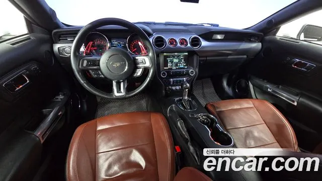 Ford Mustang — интерьер