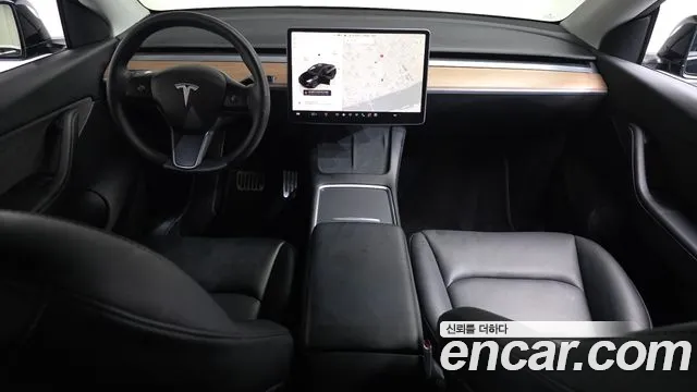 Tesla Model Y — интерьер