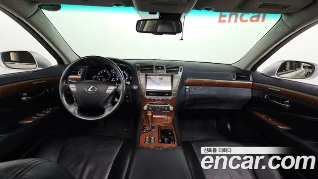 Lexus LS — интерьер