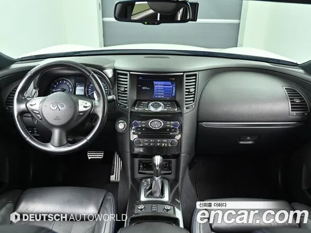 Infiniti QX70 — интерьер