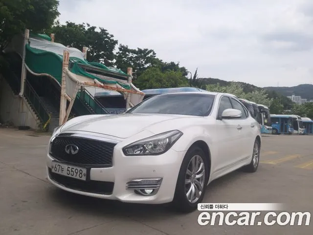 Infiniti Q70