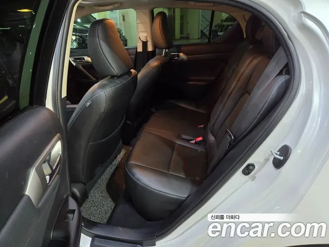 Lexus CT200h — интерьер