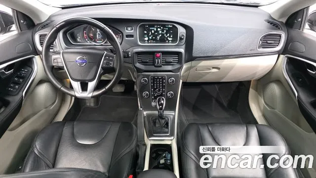 Volvo V40 — интерьер