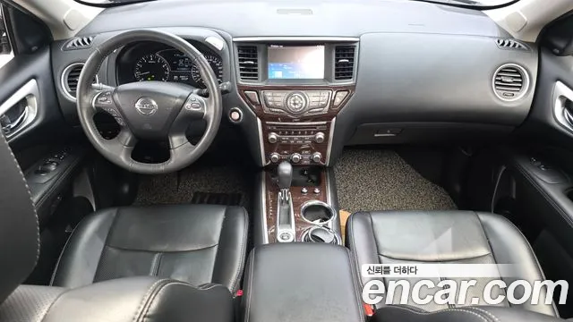 Nissan Pathfinder — интерьер