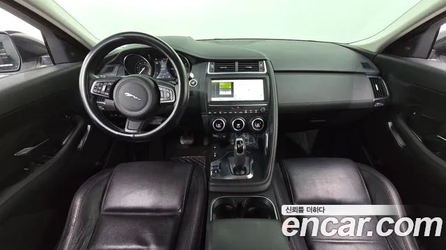 Jaguar E-Pace — интерьер