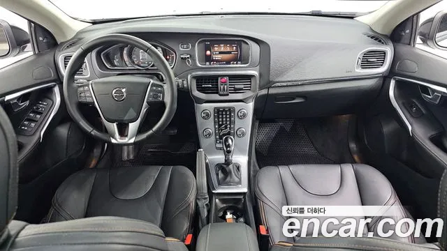 Volvo V40 — интерьер
