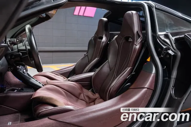 McLaren 720S — интерьер