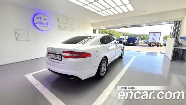 Jaguar XF — интерьер