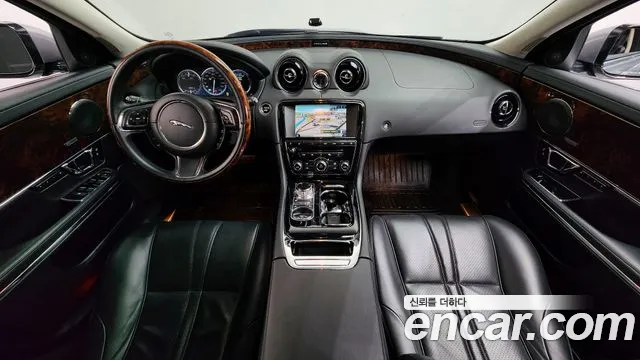 Jaguar XJ — интерьер