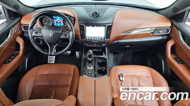 Maserati Levante — интерьер