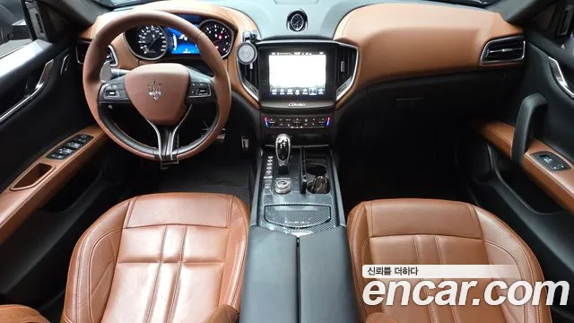 Maserati Ghibli — интерьер