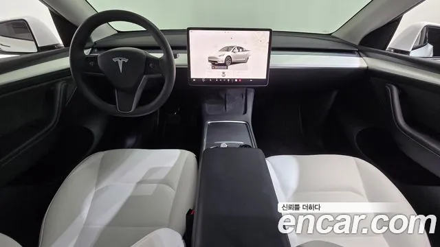 Tesla Model Y — интерьер