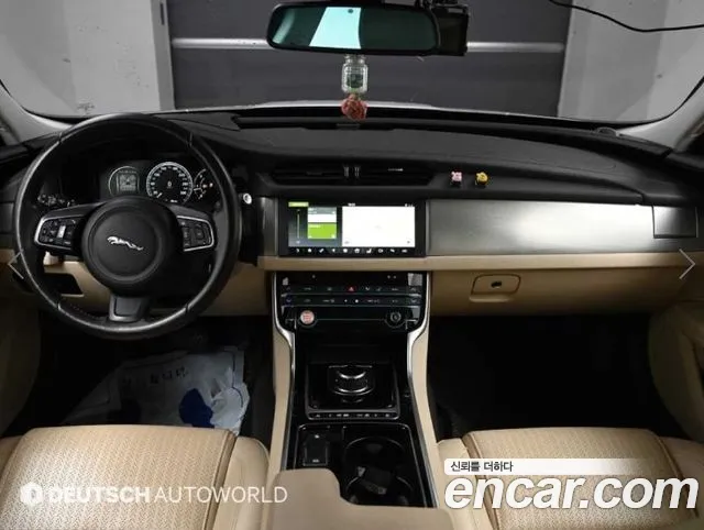 Jaguar XF — интерьер