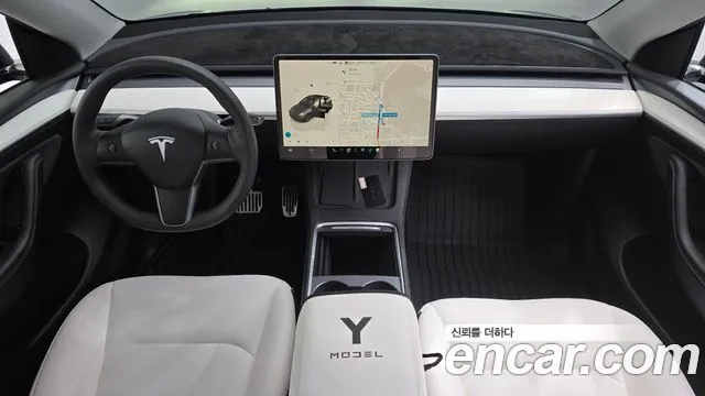 Tesla Model Y — интерьер